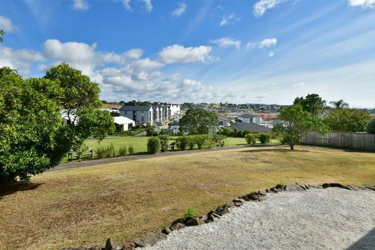 Photo of property in 12 Tawhana Crescent, Red Beach, 0932