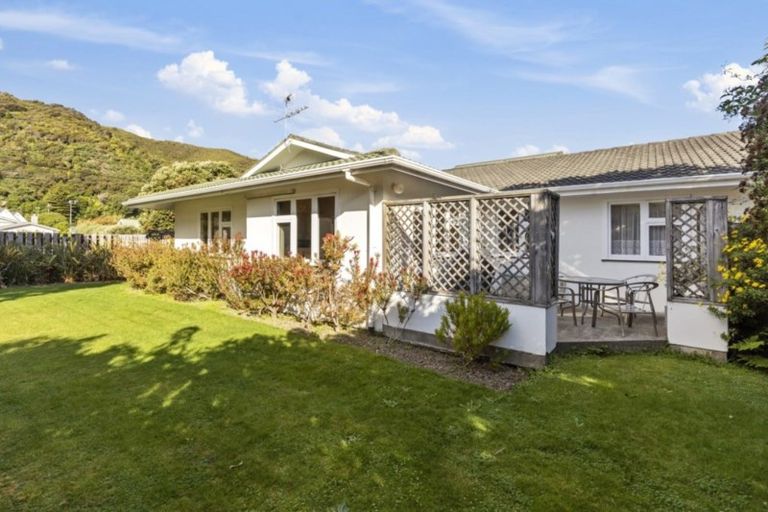 Photo of property in 10 Pukatea Street, Eastbourne, Lower Hutt, 5013