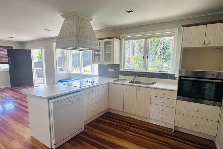 Photo of property in 105 Selwyn Crescent, Forrest Hill, Auckland, 0620