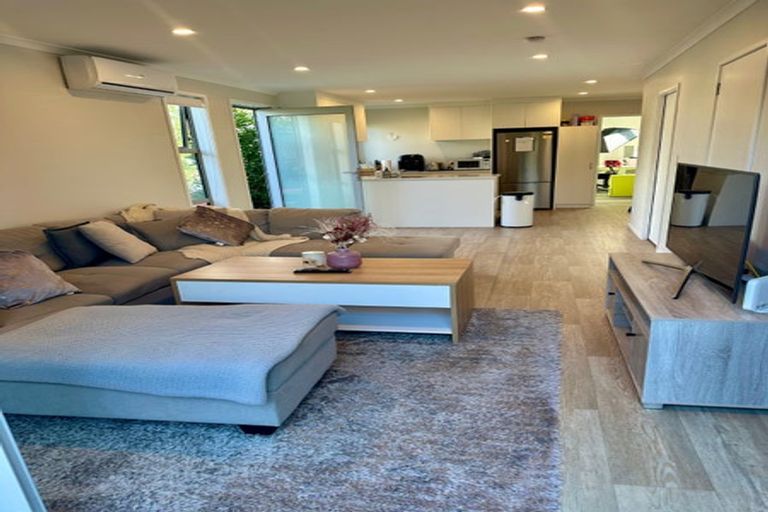 Photo of property in 1a Pavola Grove, Glenfield, Auckland, 0629