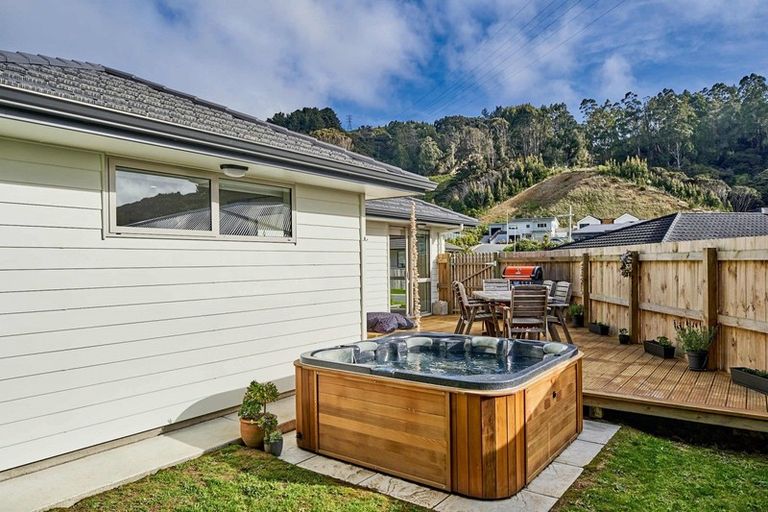 Photo of property in 4 Hull Place, Whitby, Porirua, 5024