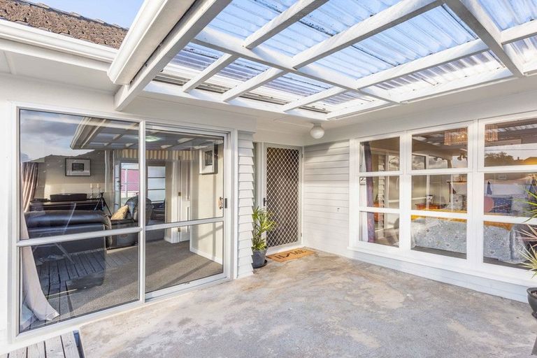 Photo of property in 18 Wellesley Road, Mangere Bridge, Auckland, 2022