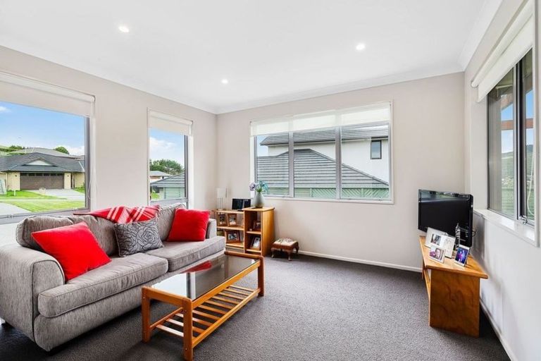 Photo of property in 20 Mervyn Kemp Drive, Tawa, Wellington, 5028