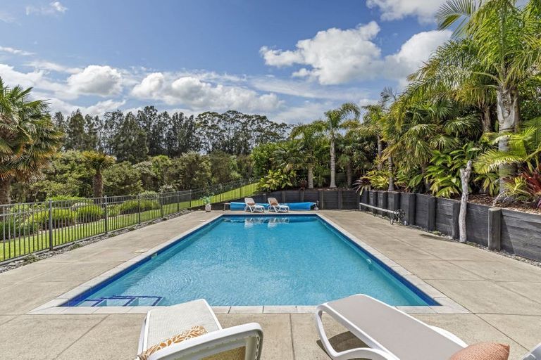 Photo of property in 127 Vaughans Road, Okura, Albany, 0792