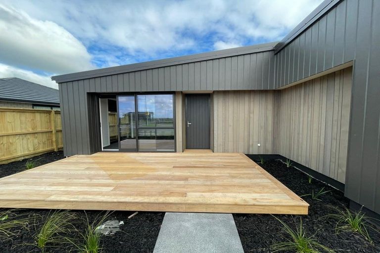 Photo of property in 18 Uatoto Road, Clarks Beach, 2122