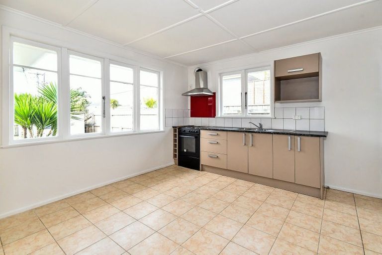 Photo of property in 18 Chilcott Road, Henderson, Auckland, 0612