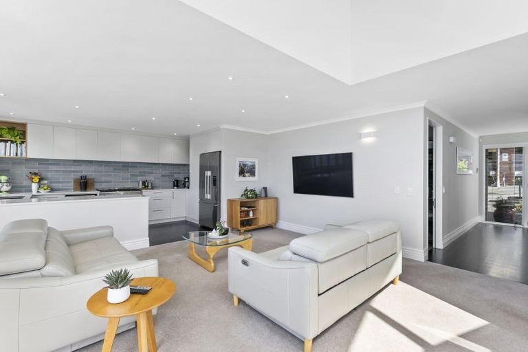 Photo of property in 5 Curnow Way, Kaiwharawhara, Wellington, 6035