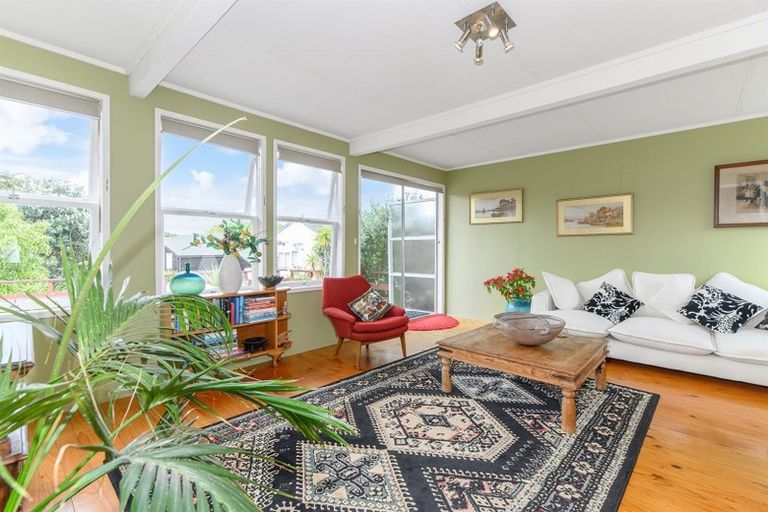 Photo of property in 1/25 Margaret Place, Milford, Auckland, 0620
