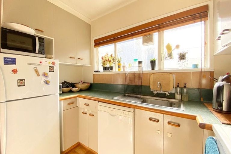 Photo of property in 15 Woodcote Drive, Glenfield, Auckland, 0629