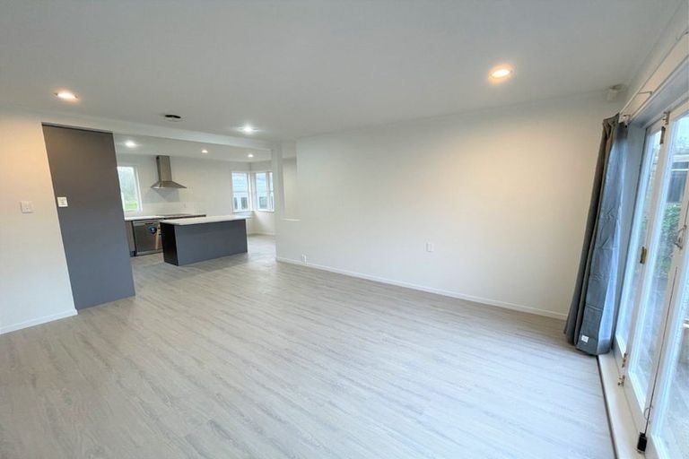 Photo of property in 21 Chilcott Road, Henderson, Auckland, 0612