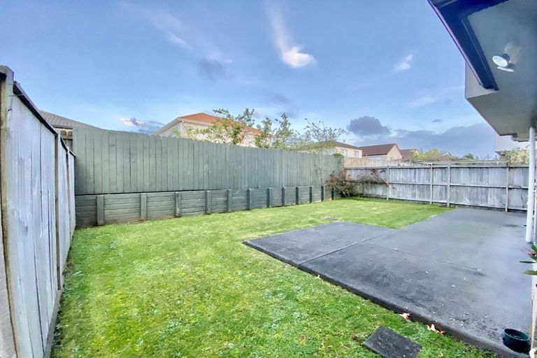 Photo of property in 6 Lissleton Drive, East Tamaki, Auckland, 2013