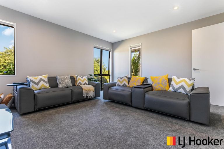 Photo of property in 98 Bushlake Way, Kingseat, Papakura, 2580
