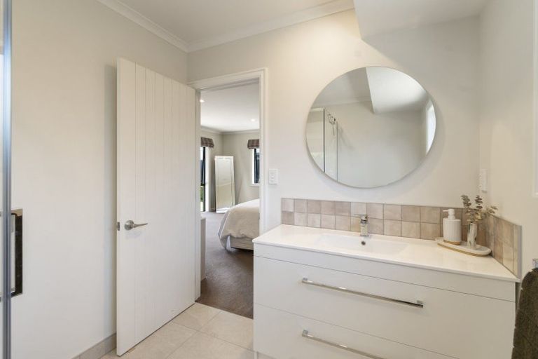 Photo of property in 5 Rodeo Drive, Kelvin Grove, Palmerston North, 4414