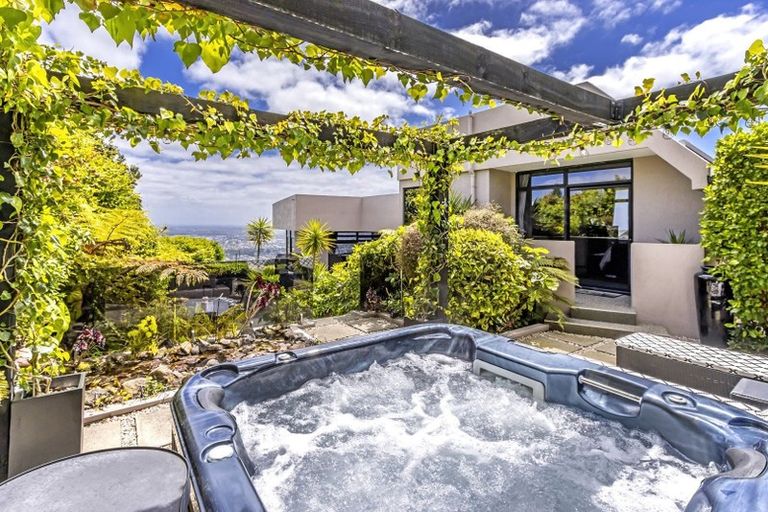 Photo of property in 18 Harry Ell Drive, Cashmere, Christchurch, 8022
