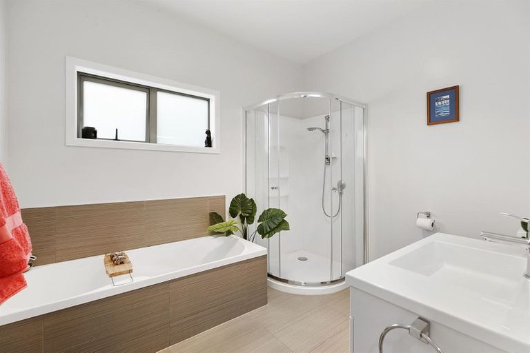 Photo of property in 58a Kahu Road, Paremata, Porirua, 5024