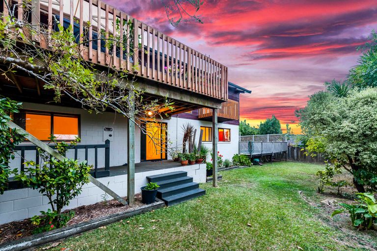Photo of property in 7 Pokapu Street, Titirangi, Auckland, 0600