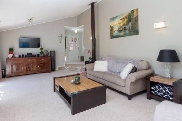Photo of property in 5 Photinia Place, Botany Downs, Auckland, 2010
