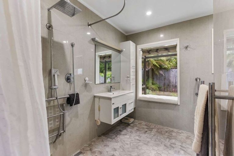 Photo of property in 3b Leo Place, Kawaha Point, Rotorua, 3010