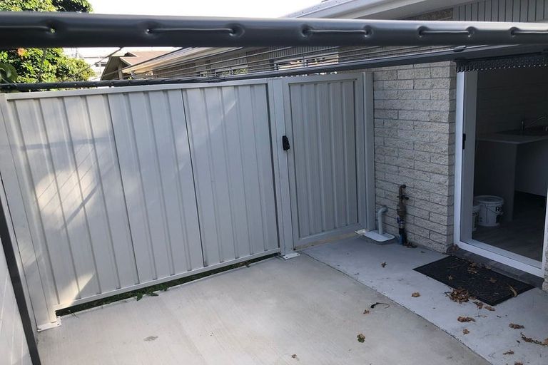 Photo of property in 2/7 Tulloch Place, Conifer Grove, Takanini, 2112