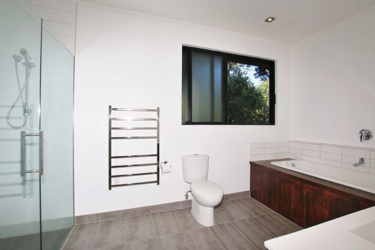 Photo of property in 53b Onedin Place, Titirangi, Auckland, 0604