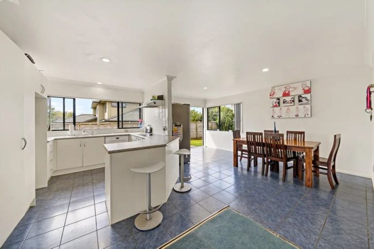 Photo of property in 14 Watervista Place, Mangere Bridge, Auckland, 2022