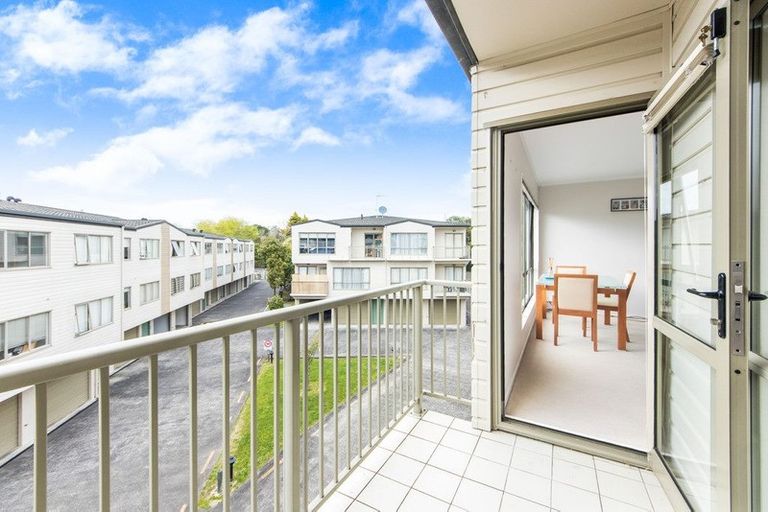Photo of property in The Haven, 28/120 Beach Haven Road, Beach Haven, Auckland, 0626
