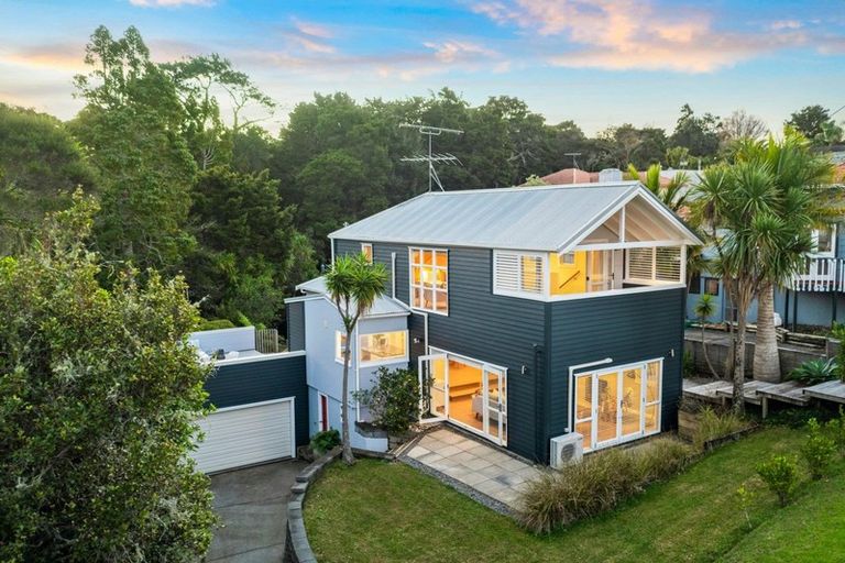 Photo of property in 17 Wernham Place, Northcote, Auckland, 0626