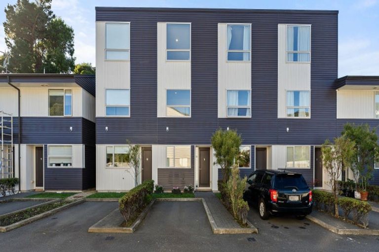 Photo of property in 9/8 Thatcher Crescent, Crofton Downs, Wellington, 6035