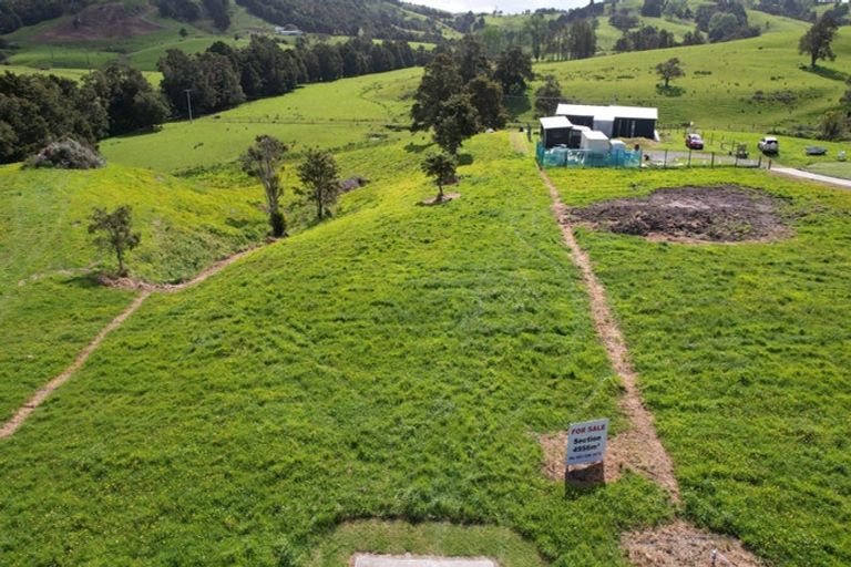 Photo of property in 18 Arahanga Road, Paparoa, 0571