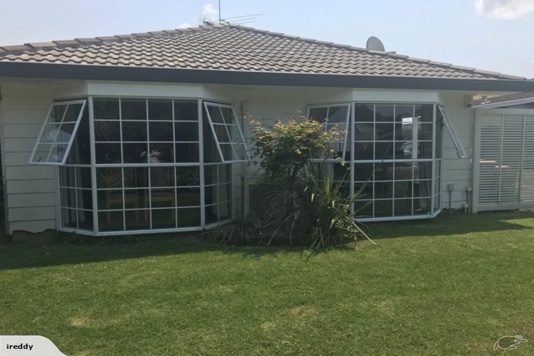 Photo of property in 24 Randwick Place, Randwick Park, Auckland, 2105