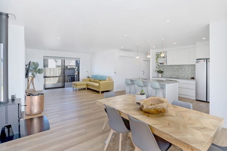 Photo of property in 10 Palm Drive, Whitianga, 3510