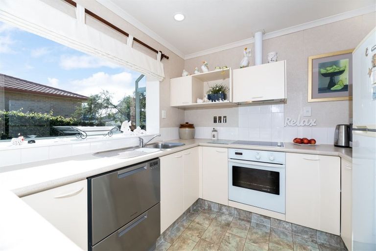 Photo of property in 8 Ryehill Close, New Lynn, Auckland, 0600