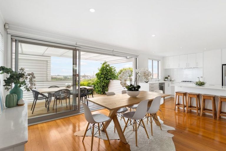 Photo of property in 38 Exmouth Road, Northcote, Auckland, 0627