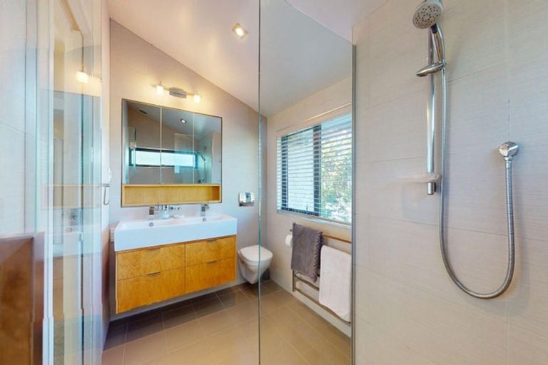 Photo of property in 15 Kim Street, Khandallah, Wellington, 6035
