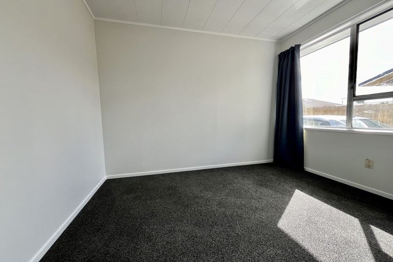 Photo of property in 28 Larissa Avenue, Henderson, Auckland, 0610