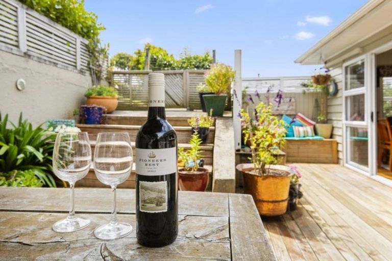 Photo of property in 76 Redwood Avenue, Tawa, Wellington, 5028