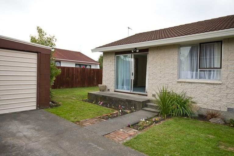 Photo of property in 2/42 Chipping Lane, Redwood, Christchurch, 8051