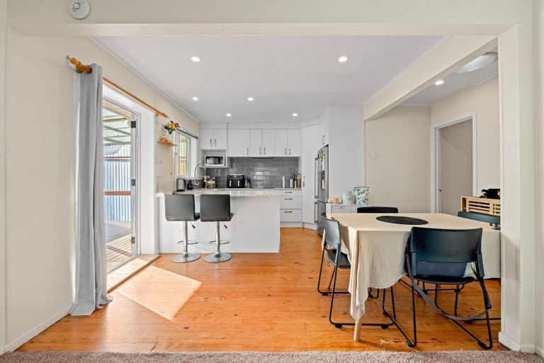 Photo of property in 56 Botany Road, Botany Downs, Auckland, 2010