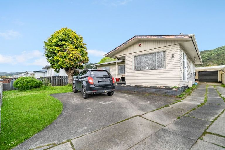 Photo of property in 271 Wellington Road, Wainuiomata, Lower Hutt, 5014