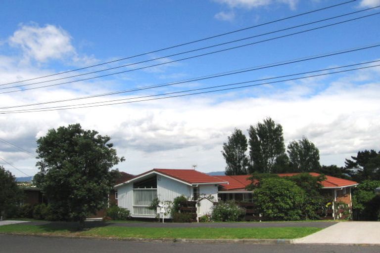 Photo of property in 15 Lynbrooke Avenue, Blockhouse Bay, Auckland, 0600
