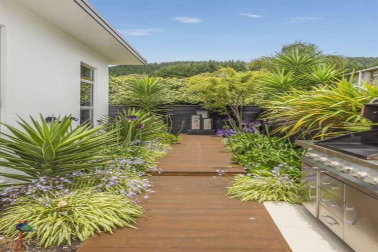 Photo of property in 5 Linacre Way, Tawa, Wellington, 5028