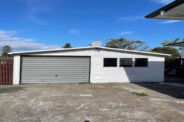 Photo of property in 128 Cobham Crescent, Kelston, Auckland, 0602