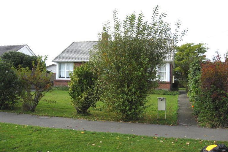 Photo of property in 8 Oakland Street, Northcote, Christchurch, 8052