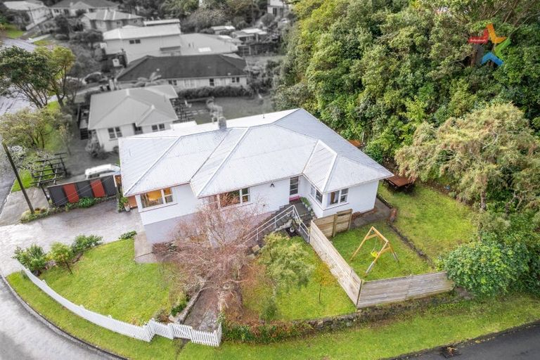 Photo of property in 30 Kiwi Crescent, Tawa, Wellington, 5028