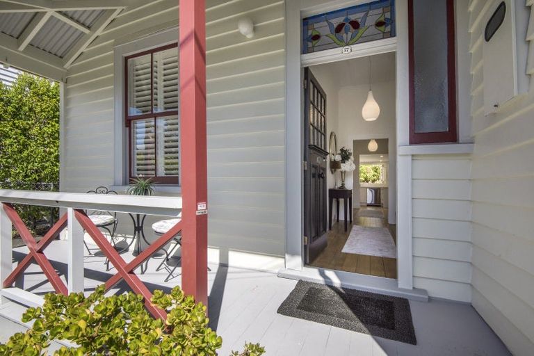 Photo of property in 37 Kiwi Road, Stanley Point, Auckland, 0624