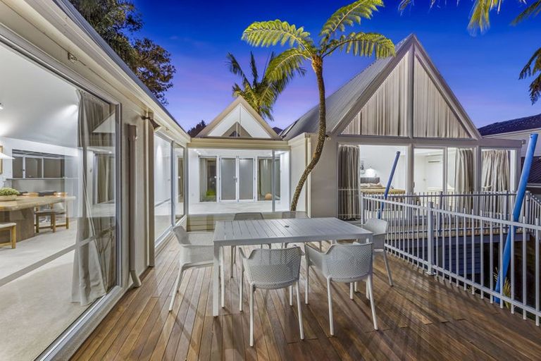 Photo of property in 25 Oakpark Place, West Harbour, Auckland, 0618