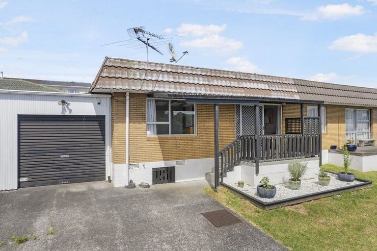 Photo of property in 2/94 Lynwood Road, New Lynn, Auckland, 0600