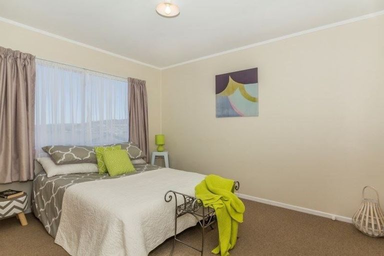 Photo of property in 9a Chetwode Grove, Newlands, Wellington, 6037