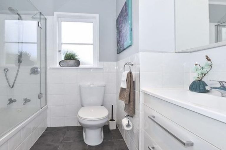 Photo of property in 4 Knox Road, Swanson, Auckland, 0612