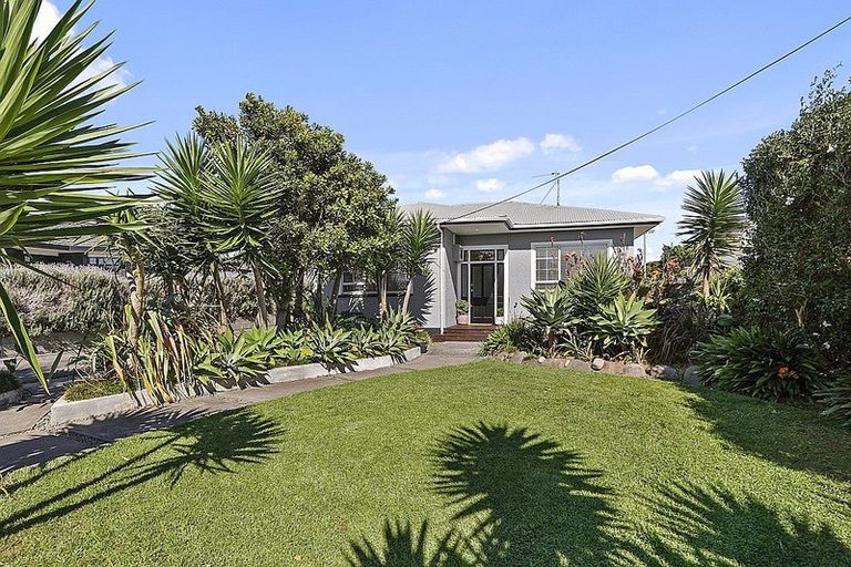 Photo of property in 22 Sackville Street, Fitzroy, New Plymouth, 4312